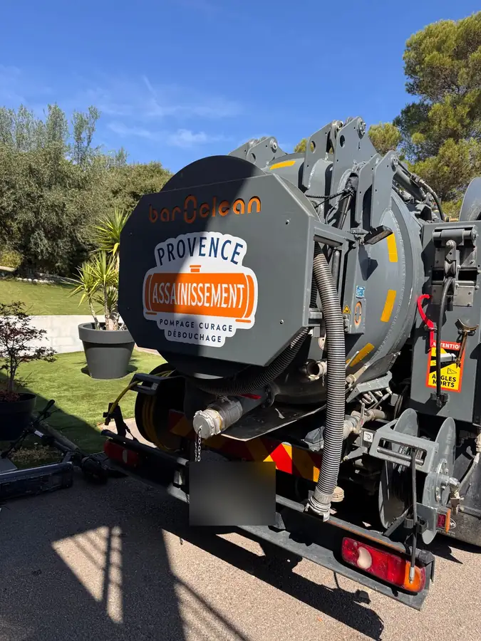 L'arrière de la citerne et le logo Provence Assainissement